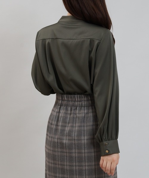 TRUDEA（トルディア）の「アシメネックブラウス（シャツ/ブラウス・レディース・ホワイト/グレイッシュベージュ/カーキ/スモークピンク/ネイビー・MEDIUM）」の8枚目の写真