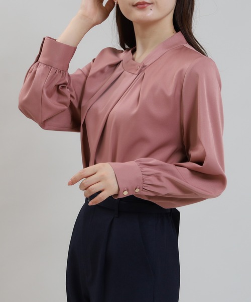 TRUDEA（トルディア）の「アシメネックブラウス（シャツ/ブラウス・レディース・ホワイト/グレイッシュベージュ/カーキ/スモークピンク/ネイビー・MEDIUM）」の11枚目の写真