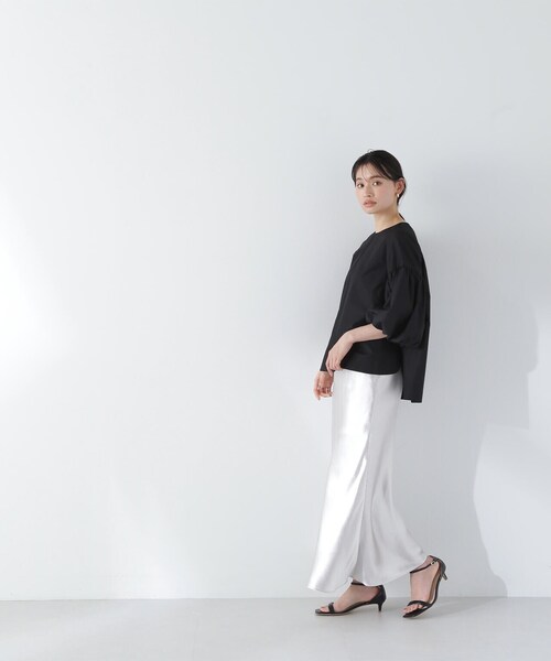 NATURAL BEAUTY BASIC（ナチュラルビューティーベーシック）の「◇メタルサテンナロースカート（スカート・レディース・グレー/ブルー・MEDIUM）」の4枚目の写真