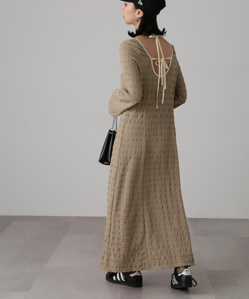 FREE'S MART(フリーズマート)の「カットアウトホルターネックワンピース(ワンピース・レディース・ブラック/ベージュ・MEDIUM/SMALL)」の5枚目の写真