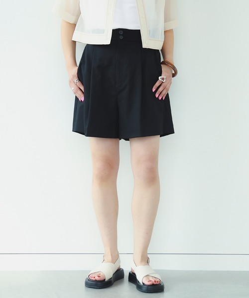 Ray BEAMS(レイビームス)の「Ray BEAMS / 1タック ショートパンツ(その他パンツ・レディース・ブラック/ベージュ・1/0)」の2枚目の写真