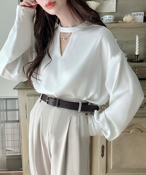 Meiru（メイル）の「チョーカーブラウス（シャツ/ブラウス・レディース・クリーム/ブラック/ライトブルー/ピンクベージュ/ベージュ/チャコール/ホワイト・X-LARGE/LARGE/MEDIUM/SMALL）」の2枚目の写真