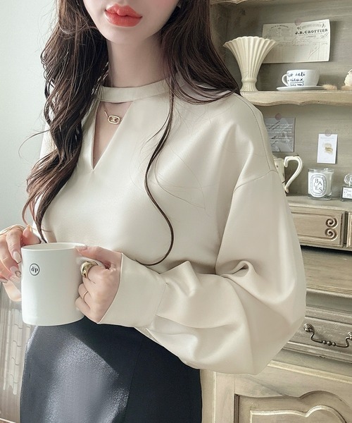 Meiru（メイル）の「チョーカーブラウス（シャツ/ブラウス・レディース・クリーム/ブラック/ライトブルー/ピンクベージュ/ベージュ/チャコール/ホワイト・X-LARGE/LARGE/MEDIUM/SMALL）」の5枚目の写真