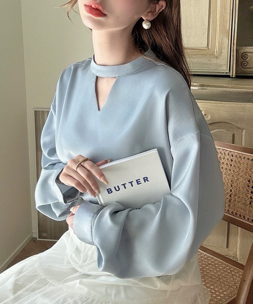 Meiru（メイル）の「チョーカーブラウス（シャツ/ブラウス・レディース・クリーム/ブラック/ライトブルー/ピンクベージュ/ベージュ/チャコール/ホワイト・X-LARGE/LARGE/MEDIUM/SMALL）」の6枚目の写真