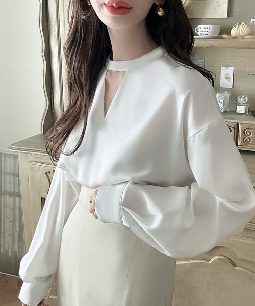 Meiru（メイル）の「チョーカーブラウス（シャツ/ブラウス・レディース・クリーム/ブラック/ライトブルー/ピンクベージュ/ベージュ/チャコール/ホワイト・X-LARGE/LARGE/MEDIUM/SMALL）」の9枚目の写真