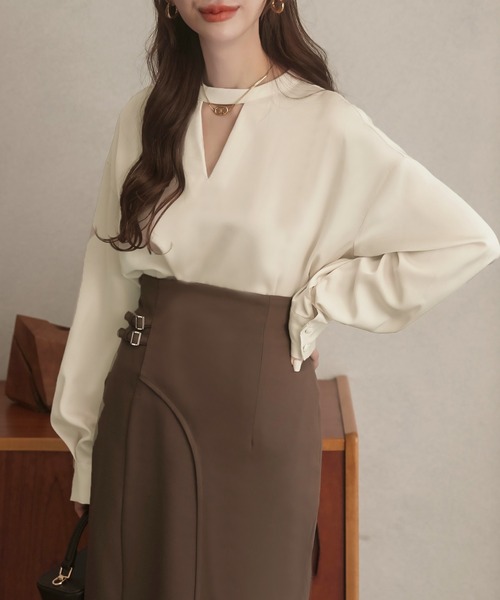 Meiru（メイル）の「チョーカーブラウス（シャツ/ブラウス・レディース・クリーム/ブラック/ライトブルー/ピンクベージュ/ベージュ/チャコール/ホワイト・X-LARGE/LARGE/MEDIUM/SMALL）」の19枚目の写真