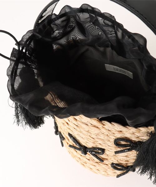 kakatoo(カカトゥ)の「カカトゥ kakatoo / リボンチャームラフィアバッグ(かごバッグ・レディース・シルバー/ブラック・FREE)」の5枚目の写真