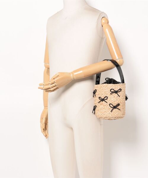 kakatoo(カカトゥ)の「カカトゥ kakatoo / リボンチャームラフィアバッグ(かごバッグ・レディース・シルバー/ブラック・FREE)」の7枚目の写真