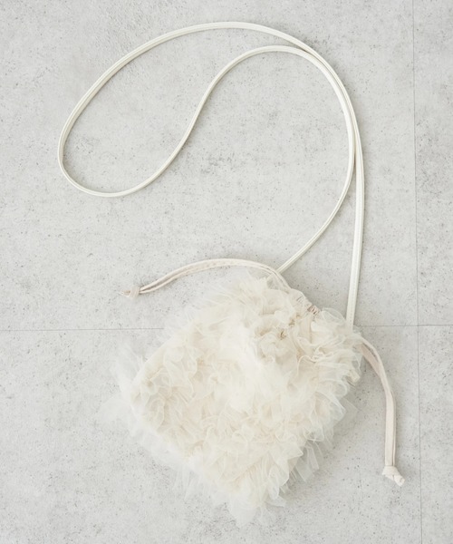 earth music&ecology(アースミュージックアンドエコロジー)の「チュールフリルミニショルダーバッグ(ショルダーバッグ・レディース・ブラック/アイボリー/ブルー・FREE)」の2枚目の写真