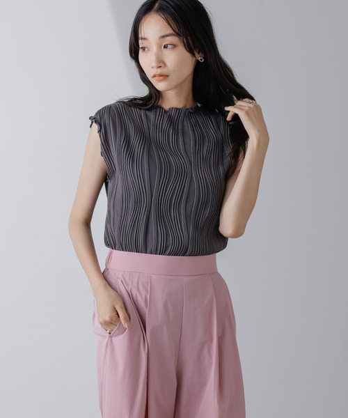 NANO universe(ナノユニバース)の「ウェーブリップルカットノースリーブトップス(セットアップ可)(Tシャツ/カットソー・レディース・ライム/チャコール/ベージュ・FREE)」の2枚目の写真