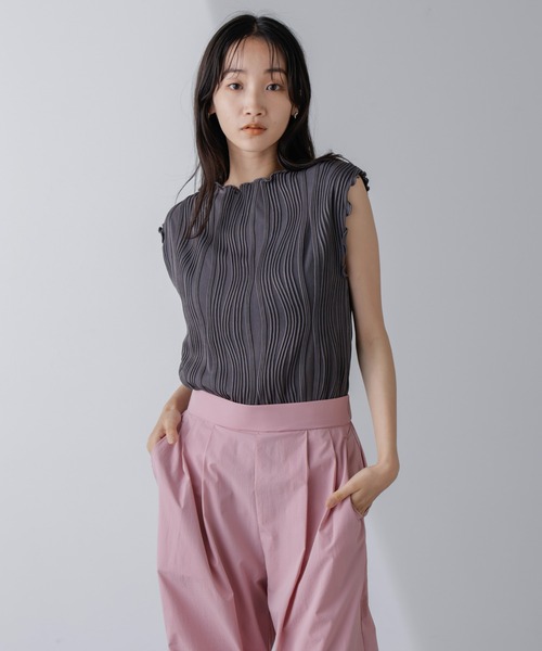 NANO universe(ナノユニバース)の「ウェーブリップルカットノースリーブトップス(セットアップ可)(Tシャツ/カットソー・レディース・ライム/チャコール/ベージュ・FREE)」の4枚目の写真