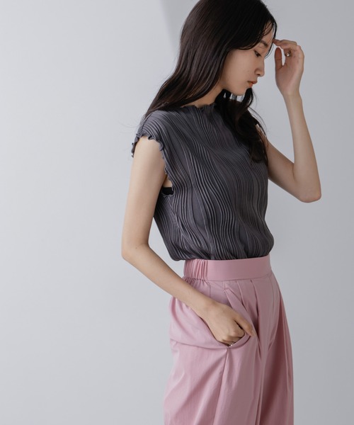 NANO universe(ナノユニバース)の「ウェーブリップルカットノースリーブトップス(セットアップ可)(Tシャツ/カットソー・レディース・ライム/チャコール/ベージュ・FREE)」の5枚目の写真