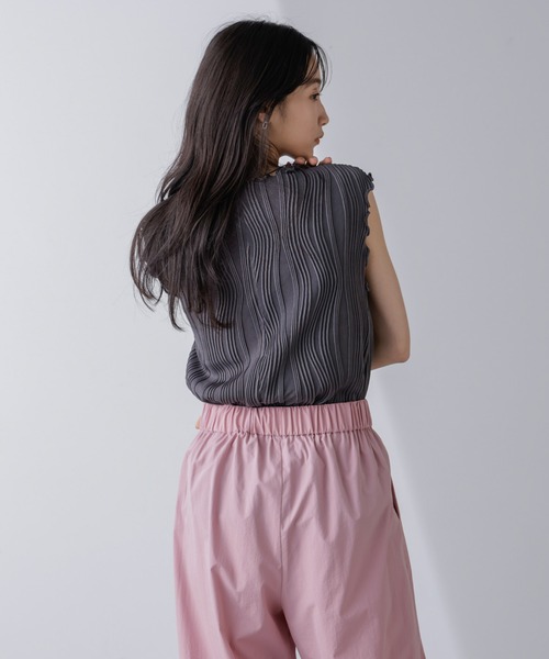 NANO universe(ナノユニバース)の「ウェーブリップルカットノースリーブトップス(セットアップ可)(Tシャツ/カットソー・レディース・ライム/チャコール/ベージュ・FREE)」の6枚目の写真