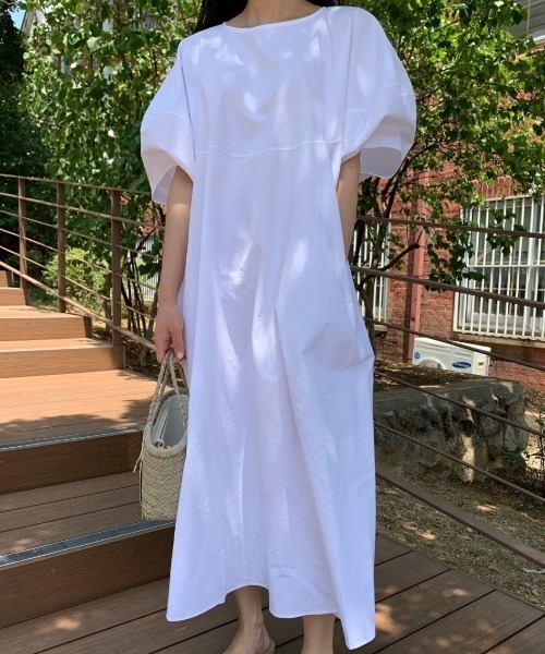 ECLIN（エクラン）の「バルーンスリーブビックシルエットロングワンピース（ワンピース・レディース・ブルー/ブラック/ベージュ/ホワイト/ピンク・M/L/XL）」の2枚目の写真