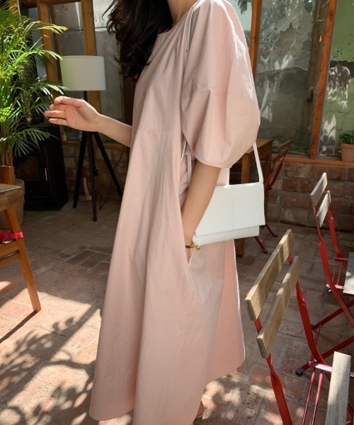 ECLIN（エクラン）の「バルーンスリーブビックシルエットロングワンピース（ワンピース・レディース・ブルー/ブラック/ベージュ/ホワイト/ピンク・M/L/XL）」の21枚目の写真