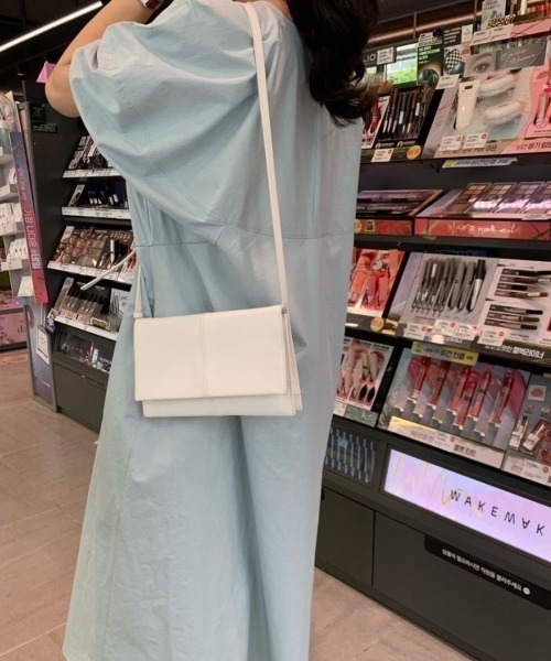 ECLIN（エクラン）の「バルーンスリーブビックシルエットロングワンピース（ワンピース・レディース・ブルー/ブラック/ベージュ/ホワイト/ピンク・M/L/XL）」の7枚目の写真