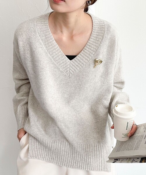 fredy emue(フレディエミュ)の「CASHMILE WOOL Vネックプルオーバー(ブローチ付き)(ニット/セーター・レディース・オフホワイト/レッド/ベージュ/グレー・38)」の3枚目の写真