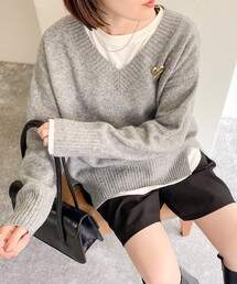 fredy emue | CASHMILE WOOL Vネックプルオーバー（ブローチ付き）(ニット/セーター)
