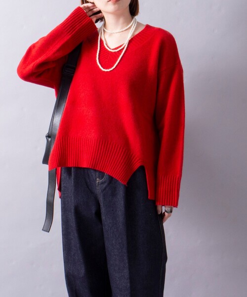 fredy emue(フレディエミュ)の「CASHMILE WOOL Vネックプルオーバー(ブローチ付き)(ニット/セーター・レディース・オフホワイト/レッド/ベージュ/グレー・38)」の4枚目の写真