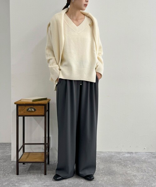 fredy emue(フレディエミュ)の「CASHMILE WOOL Vネックプルオーバー(ブローチ付き)(ニット/セーター・レディース・オフホワイト/レッド/ベージュ/グレー・38)」の7枚目の写真