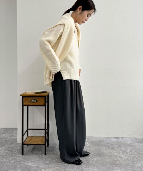 fredy emue(フレディエミュ)の「CASHMILE WOOL Vネックプルオーバー(ブローチ付き)(ニット/セーター・レディース・オフホワイト/レッド/ベージュ/グレー・38)」の8枚目の写真