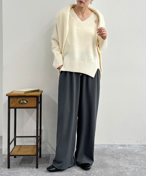 fredy emue(フレディエミュ)の「CASHMILE WOOL Vネックプルオーバー(ブローチ付き)(ニット/セーター・レディース・オフホワイト/レッド/ベージュ/グレー・38)」の9枚目の写真