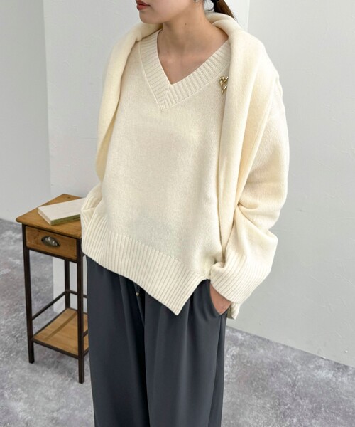 fredy emue(フレディエミュ)の「CASHMILE WOOL Vネックプルオーバー(ブローチ付き)(ニット/セーター・レディース・オフホワイト/レッド/ベージュ/グレー・38)」の10枚目の写真