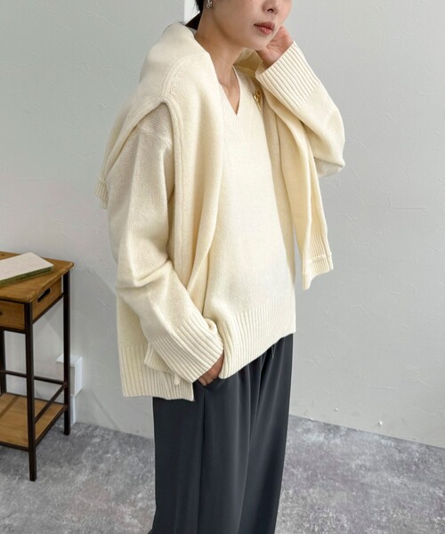 fredy emue(フレディエミュ)の「CASHMILE WOOL Vネックプルオーバー(ブローチ付き)(ニット/セーター・レディース・オフホワイト/レッド/ベージュ/グレー・38)」の11枚目の写真