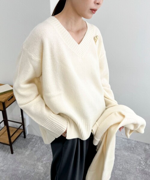 fredy emue(フレディエミュ)の「CASHMILE WOOL Vネックプルオーバー(ブローチ付き)(ニット/セーター・レディース・オフホワイト/レッド/ベージュ/グレー・38)」の12枚目の写真