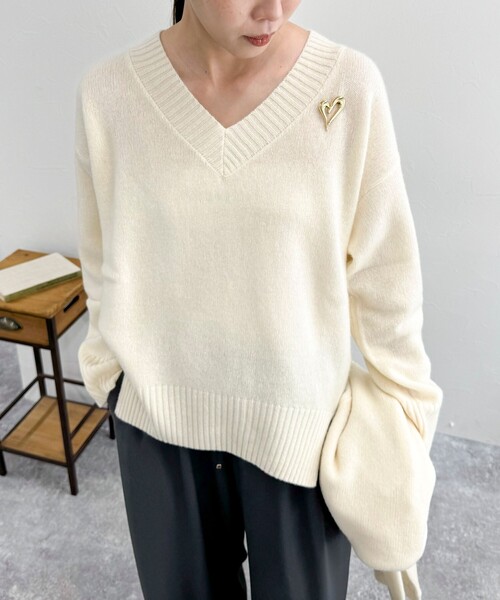 fredy emue(フレディエミュ)の「CASHMILE WOOL Vネックプルオーバー(ブローチ付き)(ニット/セーター・レディース・オフホワイト/レッド/ベージュ/グレー・38)」の13枚目の写真