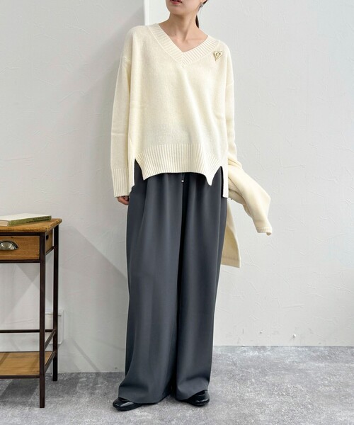 fredy emue(フレディエミュ)の「CASHMILE WOOL Vネックプルオーバー(ブローチ付き)(ニット/セーター・レディース・オフホワイト/レッド/ベージュ/グレー・38)」の14枚目の写真