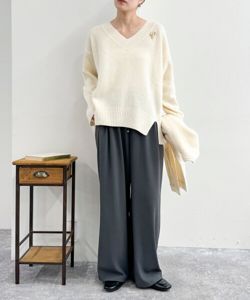 fredy emue(フレディエミュ)の「CASHMILE WOOL Vネックプルオーバー(ブローチ付き)(ニット/セーター・レディース・オフホワイト/レッド/ベージュ/グレー・38)」の15枚目の写真