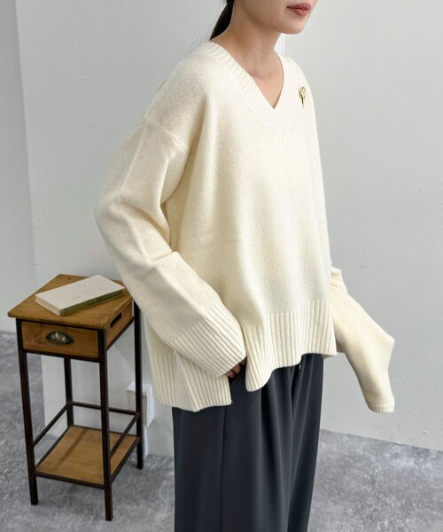 fredy emue(フレディエミュ)の「CASHMILE WOOL Vネックプルオーバー(ブローチ付き)(ニット/セーター・レディース・オフホワイト/レッド/ベージュ/グレー・38)」の16枚目の写真