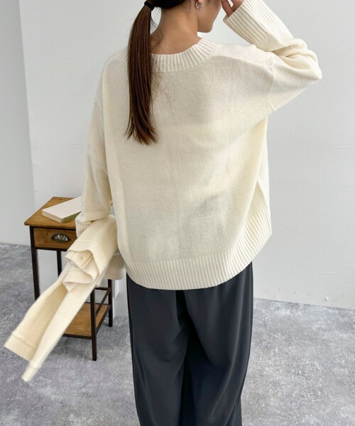 fredy emue(フレディエミュ)の「CASHMILE WOOL Vネックプルオーバー(ブローチ付き)(ニット/セーター・レディース・オフホワイト/レッド/ベージュ/グレー・38)」の17枚目の写真