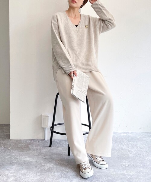 fredy emue(フレディエミュ)の「CASHMILE WOOL Vネックプルオーバー(ブローチ付き)(ニット/セーター・レディース・オフホワイト/レッド/ベージュ/グレー・38)」の18枚目の写真