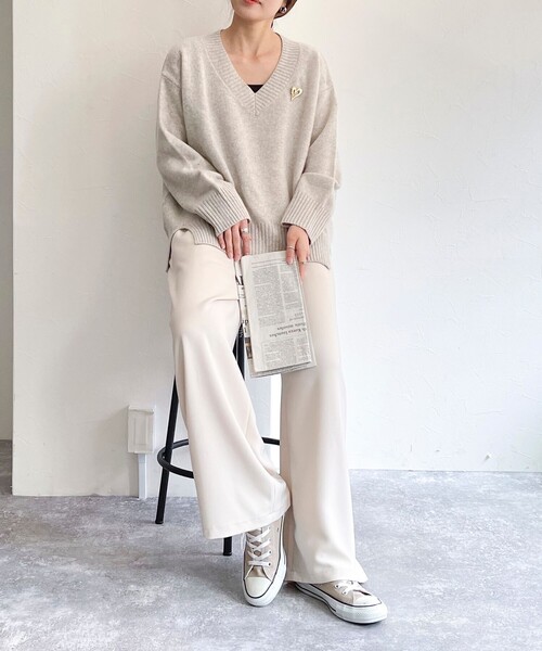 fredy emue(フレディエミュ)の「CASHMILE WOOL Vネックプルオーバー(ブローチ付き)(ニット/セーター・レディース・オフホワイト/レッド/ベージュ/グレー・38)」の19枚目の写真