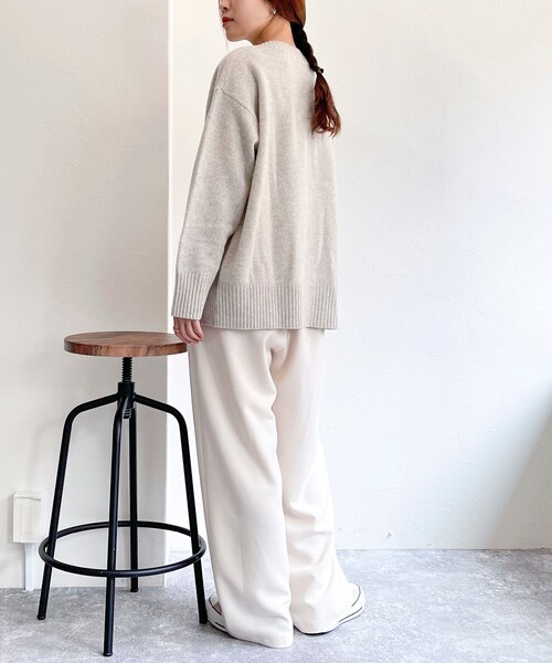 fredy emue(フレディエミュ)の「CASHMILE WOOL Vネックプルオーバー(ブローチ付き)(ニット/セーター・レディース・オフホワイト/レッド/ベージュ/グレー・38)」の20枚目の写真