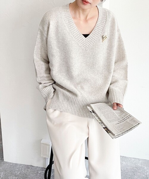 fredy emue(フレディエミュ)の「CASHMILE WOOL Vネックプルオーバー(ブローチ付き)(ニット/セーター・レディース・オフホワイト/レッド/ベージュ/グレー・38)」の22枚目の写真