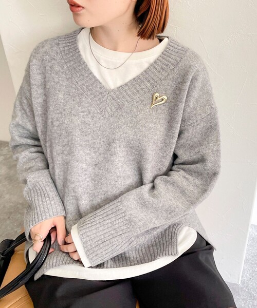 fredy emue(フレディエミュ)の「CASHMILE WOOL Vネックプルオーバー(ブローチ付き)(ニット/セーター・レディース・オフホワイト/レッド/ベージュ/グレー・38)」の5枚目の写真