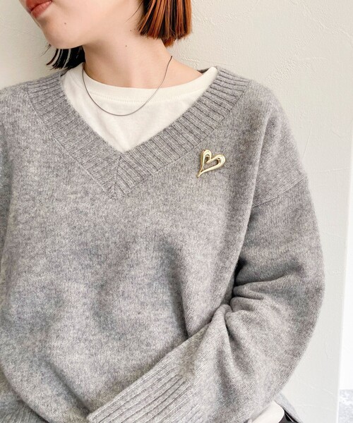 fredy emue(フレディエミュ)の「CASHMILE WOOL Vネックプルオーバー(ブローチ付き)(ニット/セーター・レディース・オフホワイト/レッド/ベージュ/グレー・38)」の6枚目の写真