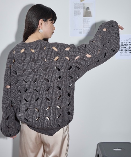 THE YOn(ザヨン)の「アイレットデザインルーズフィットニットプルオーバー(ニット/セーター・レディース・チャコールグレー/セージグリーン/アイボリー・FREE)」の9枚目の写真