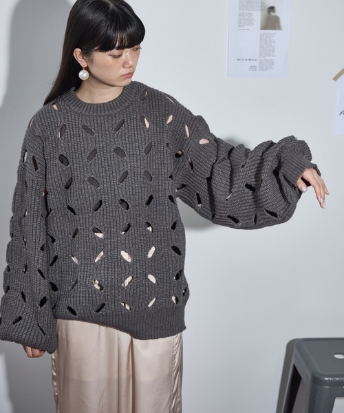 THE YOn(ザヨン)の「アイレットデザインルーズフィットニットプルオーバー(ニット/セーター・レディース・チャコールグレー/セージグリーン/アイボリー・FREE)」の4枚目の写真