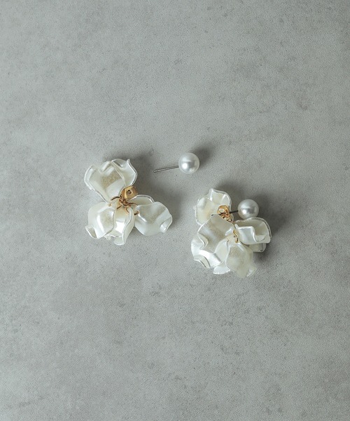 Kana(カナ)の「ヒラヒラ 花びら ピアス パーティー 結婚式 お呼ばれ オケージョン(ピアス(両耳用)・レディース・アイボリー・フリー)」の6枚目の写真