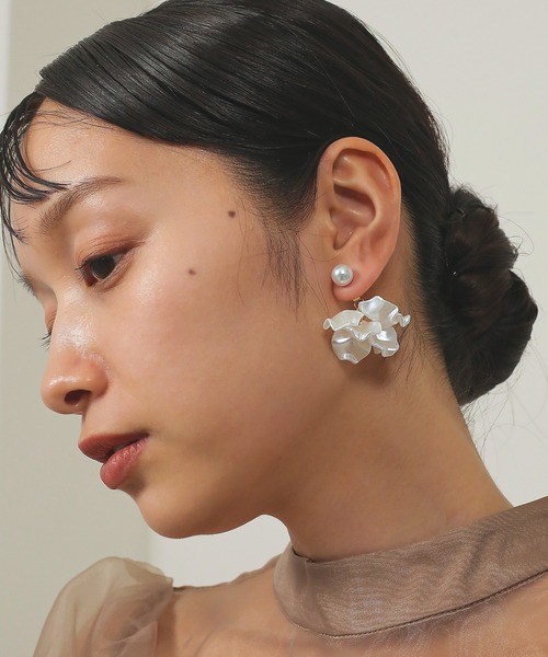 Kana(カナ)の「ヒラヒラ 花びら ピアス パーティー 結婚式 お呼ばれ オケージョン(ピアス(両耳用)・レディース・アイボリー・フリー)」の2枚目の写真