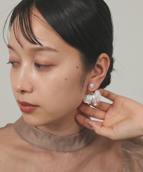 Kana(カナ)の「ヒラヒラ 花びら ピアス パーティー 結婚式 お呼ばれ オケージョン(ピアス(両耳用)・レディース・アイボリー・フリー)」の4枚目の写真