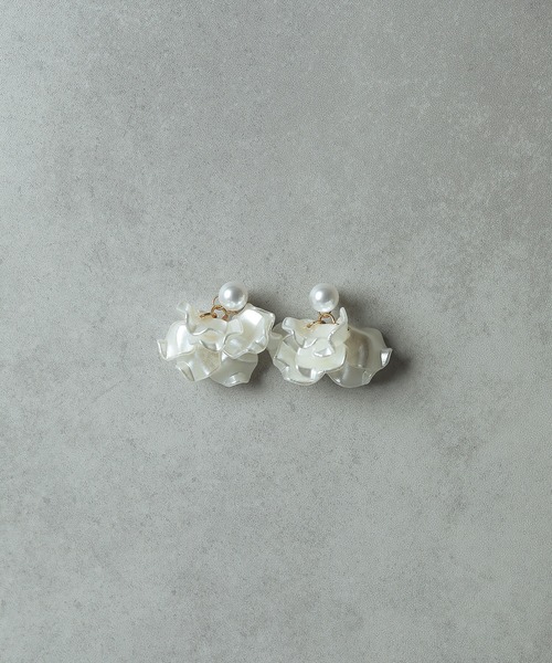 Kana(カナ)の「ヒラヒラ 花びら ピアス パーティー 結婚式 お呼ばれ オケージョン(ピアス(両耳用)・レディース・アイボリー・フリー)」の5枚目の写真