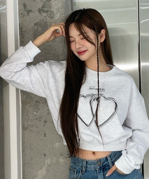 ACOVER(オコボ)の「A'GEM/9 × .kom 『ACOVER/オコボ』 Two Hert Silver Ring Crop Sweats shirt/ツーハートシルバーリングクロップ スウェットシャツ(スウェット・レディース・ブラック/ライトグレー・FREE)」の1枚目の写真