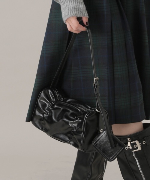 FOREVER 21（フォーエバー トゥエンティーワン）の「【2024FW】ポーチ付きギャザーバッグ（ショルダーバッグ・レディース・ブラック/ブラウン/レッド・FREE）」の9枚目の写真