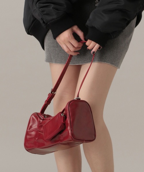 FOREVER 21（フォーエバー トゥエンティーワン）の「【2024FW】ポーチ付きギャザーバッグ（ショルダーバッグ・レディース・ブラック/ブラウン/レッド・FREE）」の4枚目の写真