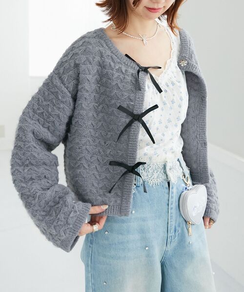 MAJESTIC LEGON（マジェスティックレゴン）の「フロントリボンショートカーディガン（カーディガン/ボレロ・レディース・ライトグレー/チャコールグレー/アイボリー/ライトピンク・MEDIUM）」の3枚目の写真